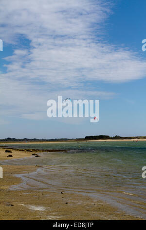 La Mer Blanche laguna di marea a Le Letty in Bretagna con il blu del cielo e kitesurfisti Foto Stock