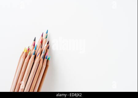 Mazzetto di matita con corpo in legno colorato e punte rivolte in alto/a destra, isolato su sfondo bianco Foto Stock