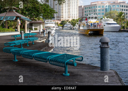 Ft. Lauderdale, Florida. Double-decker Taxi acqueo passando H. Wayne Huizenga Plaza, precedentemente Bubier Park. Foto Stock