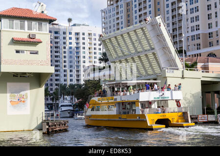 Ft. Lauderdale, Florida. Double-decker Taxi acqueo passando sotto la SE 3rd. Avenue ponte levatoio sul fiume di nuovo. Foto Stock