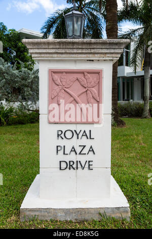 Ft. Lauderdale, Florida. Attraversato da alberi di palma. Emblema di strada lungo la East Las Olas Boulevard a Royal Plaza Drive. Foto Stock