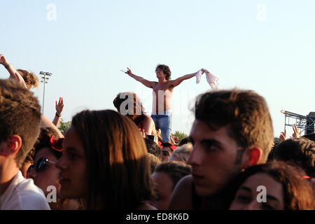 BENICASIM, Spagna - 19 Luglio: un ragazzo celebra sopra il pubblico a FIB (Festival Internacional de Benicassim) 2013 Festival. Foto Stock