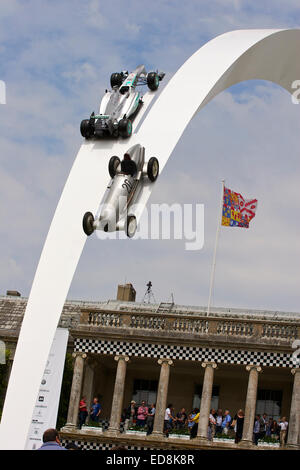 Mercedes F1 W04 2013 e Mercedes-Benz W25 1934, sulla scultura di Gerry Judah, che si arcate sopra Goodwood House Foto Stock