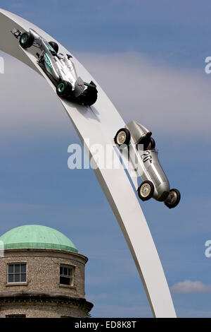 Mercedes F1 W04 2013 e Mercedes-Benz W25 1934, sulla scultura di Gerry Judah, che si arcate sopra Goodwood House Foto Stock