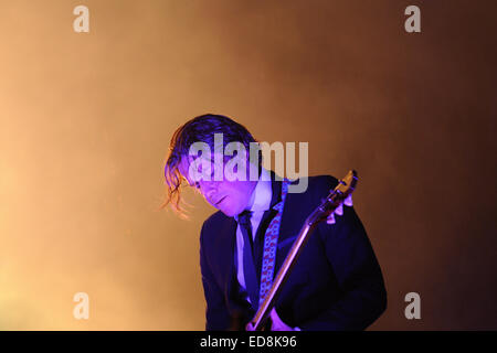 BENICASIM, Spagna - 20 Luglio: Arctic Monkeys concerto di banda prestazioni a FIB (Festival Internacional de Benicassim) 2013 Festival. Foto Stock