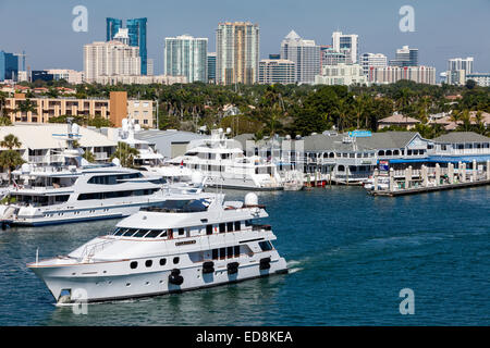 Ft. Lauderdale, Florida. Skyline del centro da sè 17th. Ponte stradale. Foto Stock