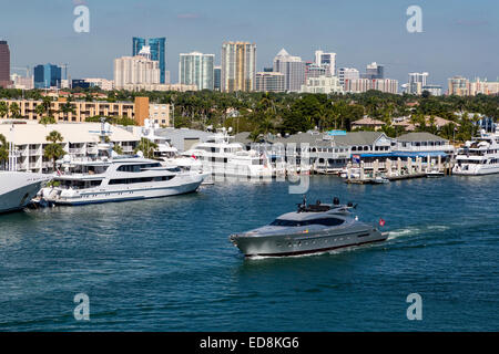 Ft. Lauderdale, Florida. Skyline del centro da sè 17th. Ponte stradale. Foto Stock