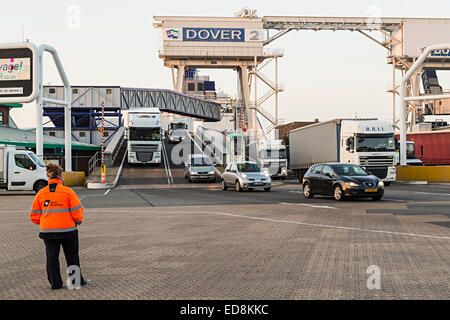 DFDS Ferry security person watching cars and lorries disembark at Port of Dover, UK Foto Stock