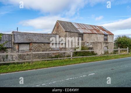 Una casa abbandonata vista dal lato sinistro Foto Stock