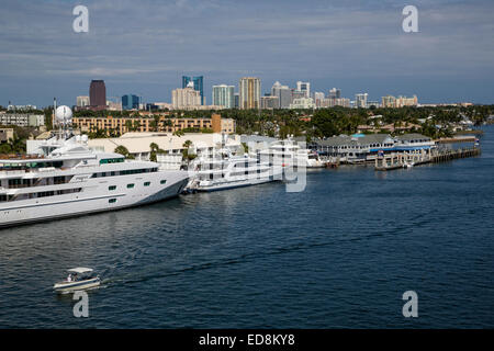 Ft. Lauderdale, Florida. Skyline del centro da sè 17th. Ponte stradale. Foto Stock