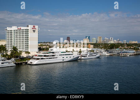 Ft. Lauderdale, Florida. Skyline del centro da sè 17th. Ponte stradale. Foto Stock