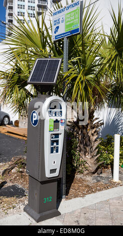 Ft. Lauderdale, Florida. Energia solare di Parchimetro in grado di accettare pagamenti con moneta, carta di credito o il telefono. Foto Stock