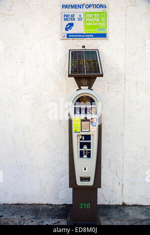 Ft. Lauderdale, Florida. Energia solare di Parchimetro in grado di accettare pagamenti con moneta, carta di credito o il telefono. Foto Stock