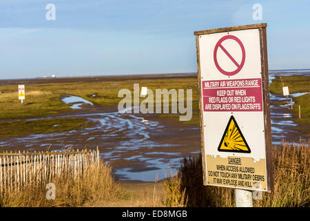 Militare segno di avvertimento sulla Donna Nook riserva naturale nazionale, Lincolnshire, England, Regno Unito Foto Stock