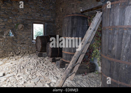 Vecchia cantina in una casa tipica della Sardegna Foto Stock