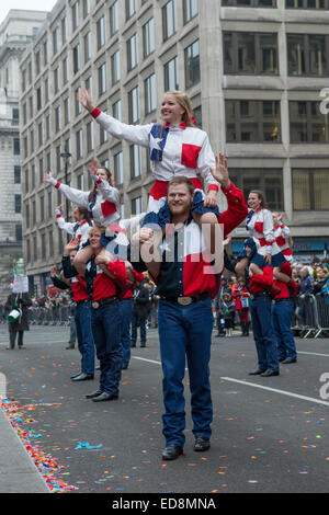 Londra, Regno Unito. Il 1 gennaio 2015. In un ventoso ma giorno asciutto, grandi folle erano fuori nel centro di Londra per godersi la Londra annuale il giorno di Capodanno Parade Credito: Neil Cordell/Alamy Live News Foto Stock