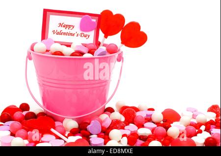 Happy Valentines Day card in un secchio di rosa con caramelle su bianco Foto Stock