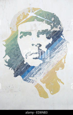 L'Avana, Cuba - Giugno 14, 2011: stencil Graffiti di icona rivoluzionario Che Guevara caratteristiche strisce di colore su di una parete testurizzata. Foto Stock