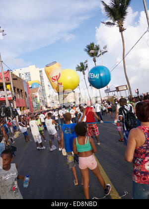 SALVADOR, Brasile - 9 febbraio 2013: Persone e palloncini pubblicitari seguire la Barra Ondina via di Salvador il Carnevale. Foto Stock