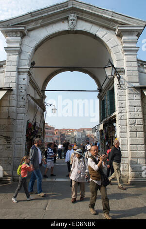 Venezia, Italia - 24 Aprile 2013: i visitatori passano di fronte all'architettonico distintivo arcata del ponte di Rialto. Foto Stock