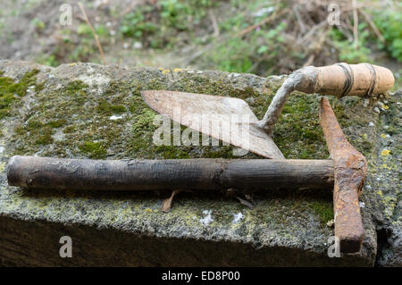 Strumenti di lavoro utilizzati dai muratori sui siti di costruzione Foto Stock
