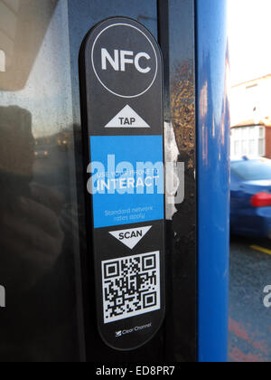 La tecnologia NFC Near Field link di comunicazione sul canale trasparente bus shelter annuncio, Grappenhall, Warrington, Cheshire, Inghilterra, Regno Unito Foto Stock