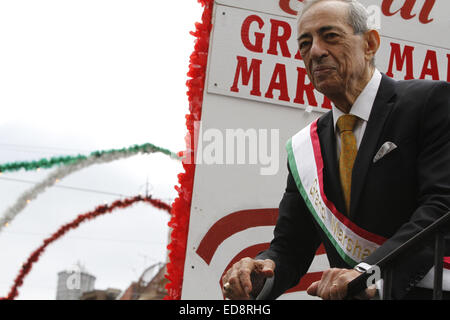 File. 1a gen, 2015. Ex New York Gov. MARIO CUOMO (Giugno 15, 1932 - Gennaio 1, 2015) è morto oggi a 82. Mario Cuomo era stato recentemente ricoverato in ospedale per il trattamento di una condizione di cuore. Morì a casa, poco prima del 5 p.m. ET. Il Democrat era governatore per tre termini, dal 1983 al 1995. È stato sposato alla sua moglie Matilde, per più di sei decenni. Essi hanno avuto cinque figli, inclusi gli attuali New York Gov. Andrew Cuomo, che ha prestato giuramento per il suo secondo mandato di oggi. Nella foto - sett. 14, 2013 - Manhattan, New York, Stati Uniti - ex governatore di New York Mario Cuomo serve come il Grand Marshal di Sa Foto Stock