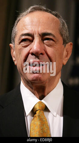 File. 1a gen, 2015. Ex New York Gov. MARIO CUOMO (Giugno 15, 1932 - Gennaio 1, 2015) è morto oggi a 82. Mario Cuomo era stato recentemente ricoverato in ospedale per il trattamento di una condizione di cuore. Morì a casa, poco prima del 5 p.m. ET. Il Democrat era governatore per tre termini, dal 1983 al 1995. È stato sposato alla sua moglie Matilde, per più di sei decenni. Essi hanno avuto cinque figli, inclusi gli attuali New York Gov. Andrew Cuomo, che ha prestato giuramento per il suo secondo mandato di oggi. Nella foto - Feb 28, 2007 - New York New York, Stati Uniti - Ex Governatore Mario Cuomo dibattiti problematiche del 2008 cand presidenziale Foto Stock