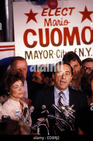 File. 1a gen, 2015. Ex New York Gov. MARIO CUOMO (Giugno 15, 1932 - Gennaio 1, 2015) è morto oggi a 82. Mario Cuomo era stato recentemente ricoverato in ospedale per il trattamento di una condizione di cuore. Morì a casa, poco prima del 5 p.m. ET. Il Democrat era governatore per tre termini, dal 1983 al 1995. È stato sposato alla sua moglie Matilde, per più di sei decenni. Essi hanno avuto cinque figli, inclusi gli attuali New York Gov. Andrew Cuomo, che ha prestato giuramento per il suo secondo mandato di oggi. Nella foto - 1977 - New York New York, Stati Uniti - Mario Cuomo campagne per il sindaco. Immagine di credito: © Globo foto/ZUMAPRESS.com) Foto Stock