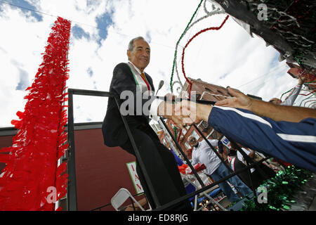 File. 1a gen, 2015. Ex New York Gov. MARIO CUOMO (Giugno 15, 1932 - Gennaio 1, 2015) è morto oggi a 82. Mario Cuomo era stato recentemente ricoverato in ospedale per il trattamento di una condizione di cuore. Morì a casa, poco prima del 5 p.m. ET. Il Democrat era governatore per tre termini, dal 1983 al 1995. È stato sposato alla sua moglie Matilde, per più di sei decenni. Essi hanno avuto cinque figli, inclusi gli attuali New York Gov. Andrew Cuomo, che ha prestato giuramento per il suo secondo mandato di oggi. Nella foto - sett. 14, 2013 - Manhattan, New York, Stati Uniti - ex governatore di New York Mario Cuomo serve come il Grand Marshal di Sa Foto Stock