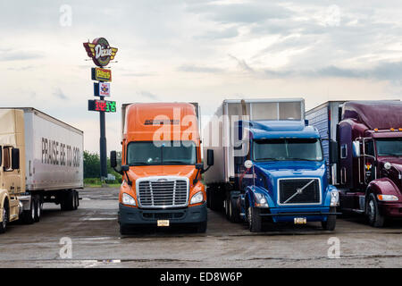 Illinois McLean, autostrada storica Route 66, US 66, autostrada, Interstate 55, Dixie Truck Stop, Travel Travelling plaza, parcheggio, camion, camion, cartello, trasporto, c Foto Stock