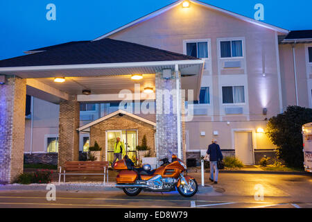 Illinois,Midwest,Logan County,Lincoln,Holiday Inn Express,hotel alberghi alloggio motel, catena,fronte,entrata,carport,baldacchino,moto motociclistico Foto Stock