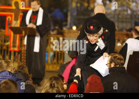 Principali Scholtens Ria dall'Esercito della Salvezza dà il segno di pace per un giovane pellegrino. L'ultimo giorno del 2014 europea giovani di Taizé Meeting che si è svolto sotto il motto "pellegrinaggio di fiducia sulla terra " si è conclusa con una grande preghiera ecumenica a Praga la Cattedrale di San Vito e w frequentato da molti Czech i leader della chiesa. © Michael Debets/Pacific Press/Alamy Live News Foto Stock
