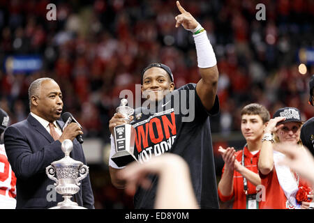 New Orleans, LA, Stati Uniti d'America. 1a gen, 2015. Ohio State Buckeyes linebacker Darron Lee (43) è aggiudicato il giocatore difensivo del gioco trofeo durante l'Allstate Sugar Bowl gioco tra la Ohio State Buckeyes e Alabama Crimson Tide al Mercedes-Benz Superdome di New Orleans, LA. Il Buckeyes sconfitto il Crimson Tide 42-35. Foto Stock