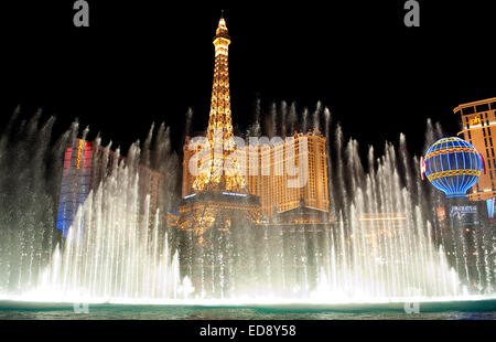 Las Vegas Boulevard di notte con il Paris Las Vegas e al Bally's hotel e casinò come visto sopra il lago a Bellagio. Foto Stock
