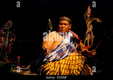 Slamet Gundono, un tardo moderno indonesiano burattinaio durante una performance sul palco in 2009. Foto Stock