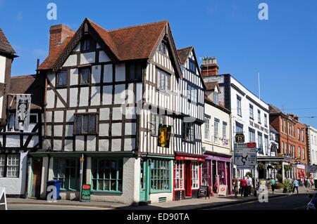 Vecchi edifici con travi di legno lungo Church Street, Tewkesbury, Gloucestershire, Inghilterra, Regno Unito, Europa occidentale. Foto Stock