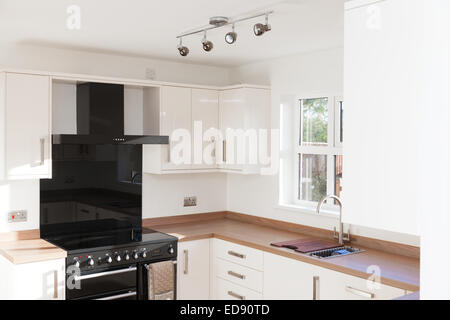 Cucina interno con piani in legno shot Foto Stock