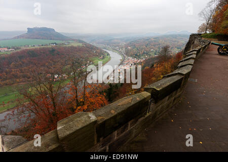 Lilienstein con l'Elba visto dalla fortezza Königstein Foto Stock