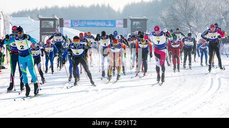 Changchun, la Cina della provincia di Jilin. Il 2 gennaio, 2015. Gli atleti partono durante il 50km classica in FIS gara di sci nordico in Changchun, capitale del nord-est della Cina di provincia di Jilin, Gen 2, 2015. Credito: Wang Haofei/Xinhua/Alamy Live News Foto Stock