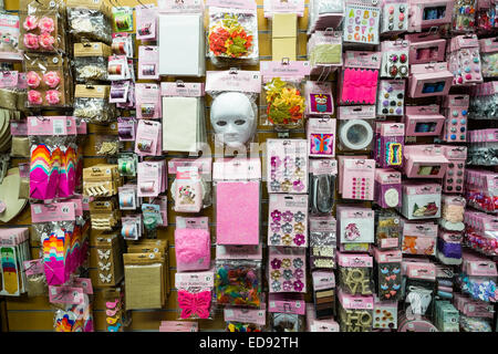 Pacchi assortiti di arti e mestieri artigianali forniture in vendita presso una filiale di opere d'arte di sconto e book shop, REGNO UNITO Foto Stock