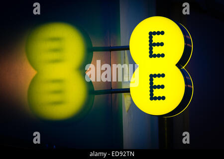 Cartello luminoso logo per EE al gestore della rete mobile e il provider di servizi internet. Regno Unito Foto Stock