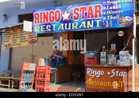 India Rajasthan, regione di Mewar, Bundi village, facciata del Ringo Star restaurant Foto Stock