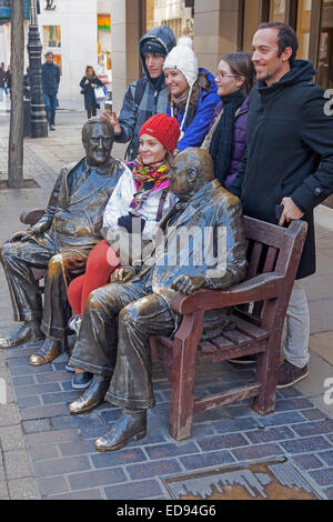 Londra, Old Bond Street turisti in posa per fotografie con il "alleati" scultura raffigurante Churchill e Roosevelt Foto Stock