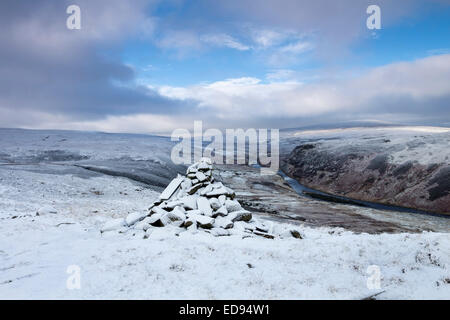 Cairn all uomo sulla gate Cronkley cadde e la vista lungo il Fiume Tees verso Meldon Hill, Superiore Teesdale County Durham Regno Unito Foto Stock