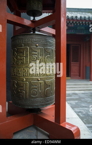 Ruota di preghiera presso il Tempio dei Lama a Pechino, Cina Foto Stock