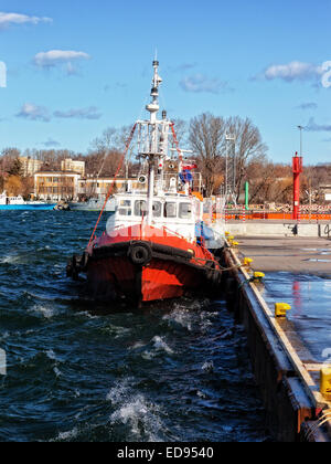 Pilota di Barca ormeggiata in banchina del porto di Gdynia, Polonia. Foto Stock