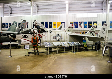 Un LTV A-7 Corsair supporto a base Naval Fighter piano in corrispondenza della USS Alabama Memorial Park in Mobile Foto Stock