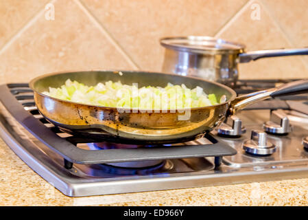 Preparazione del ripieno - sedano e cipolle Cucinare con i condimenti Foto Stock