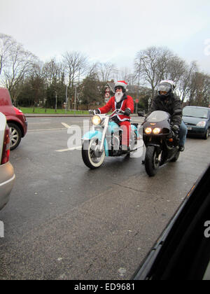 Una santa su una motocicletta in Londra Foto Stock